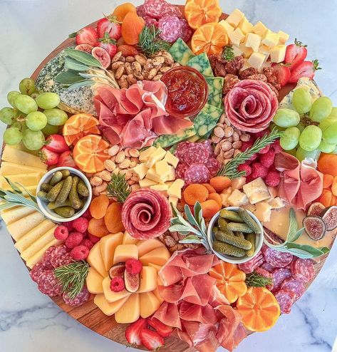 Dimitria // Grate Boards on Instagram: “Absolutely in love with the bright colors from this board! Let’s play a little game…how many cheeses do you see here on this…” Bright Charcuterie Board, Lemon Charcuterie Board, Colorful Charcuterie Board, Cheeseplate Cheese Boards, Citrus Charcuterie Board, Summer Grazing Board, Summer Charcuterie, Charcuterie Board Meats, Charcuterie Appetizers