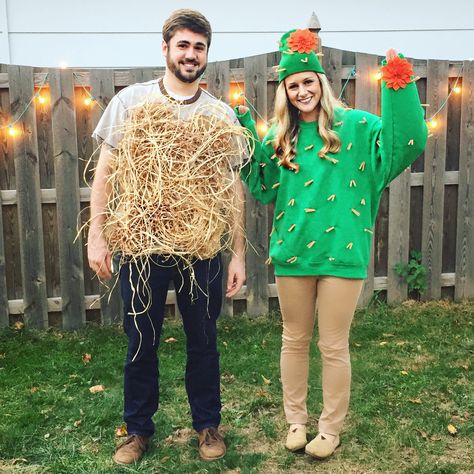 DIY Halloween Costume cactus and tumbleweed Tumbleweed Diy, Halloween Costumes On A Budget, Cactus Costume Diy, Costumes On A Budget, Simple Halloween Costumes, Wild West Costumes, Cactus Costume, Funny Couple Halloween Costumes, Western Costumes