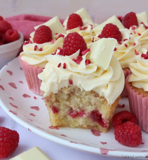 Raspberry & White Chocolate Cupcakes - The Baking Explorer Raspberry And White Chocolate Cupcakes, Orange Loaf Cake, Orange Loaf, White Chocolate Cupcakes, Raspberry White Chocolate, Herbalife Shake Recipes, White Chocolate Recipes, Raspberry Cupcakes, Fancy Cupcakes