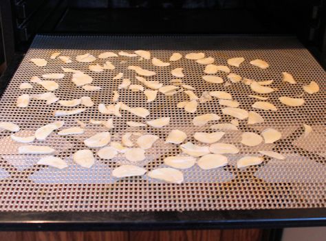 garlic drying Garlic And Onion Drying Rack, How To Dehydrate Garlic, Dehydrated Garlic Cloves, Garlic Drying, Dehydrating Garlic, Drying Dill In Dehydrator, Dehydrate Garlic, Dehydrate Garlic Scapes, Drying Garlic