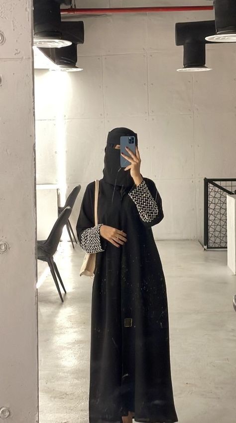 Niqab Aesthetic, Arab Girl, Girls Black Dress, Hijabi Aesthetic, Beautiful Status, Muslimah Aesthetic, Abaya Designs, Stylish Dress Book, Crop Top Outfits