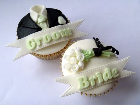 Bride and Groom wedding cupcakes Wedding Cupcakes Fondant, Groom Cupcakes, Design Cupcakes, Individual Wedding Cakes, Anniversary Cupcakes, Engagement Cookies, Queen Cakes, Wedding Cupcake Toppers, Cupcakes Decorados