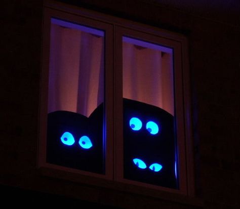 Creepy light up eyes that FOLLOW trick-or-treaters as they walk by a house. So cool - never knew how they did it! UNTIL NOW. Halloween Window Display, Diy Halloween Home Decor, Monster Christmas, Mansion Party, Cheap Halloween Diy, Halloween Window Decorations, Spooky Eyes, Casa Halloween, Library Display