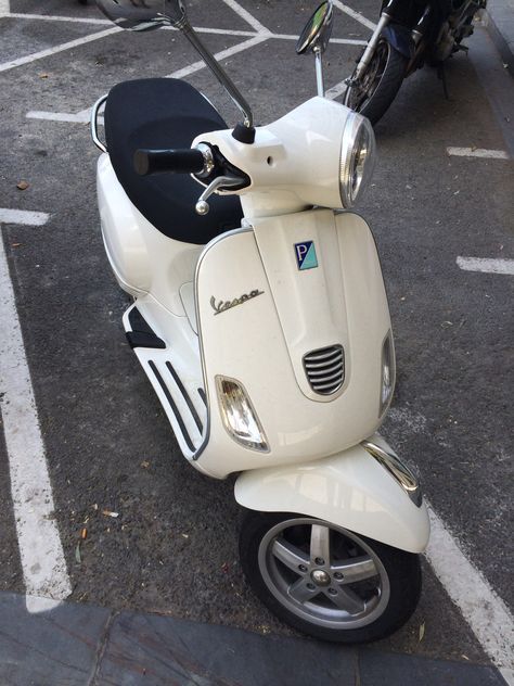 White Vespa Aesthetic, Italy Summer Fashion, White Vespa, White Scooter, Vespa Px, Bike Aesthetic, Vintage Styling, Vespa Vintage, Scooter Girl