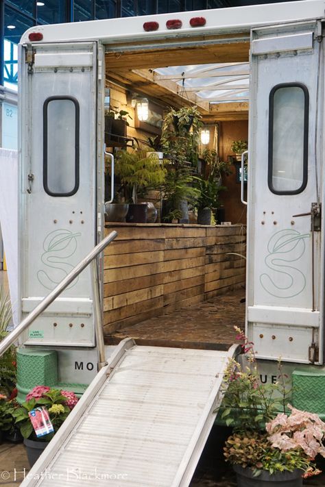 Plant Truck, Greenhouse Plants, Flower Truck, Plant Book, Coffee Shop Aesthetic, Mobile Business, Flower Cart, Plant Shop, Flower Store