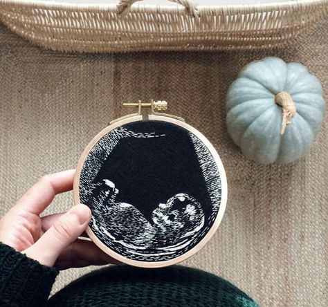 Pregnancy Embroidery, Embroidered Canvas Art, Monogram Quilt, Baby Ultrasound, Ultrasound Pictures, Street Art Paris, Embroidered Canvas, Picture Gifts, Knitted Wit