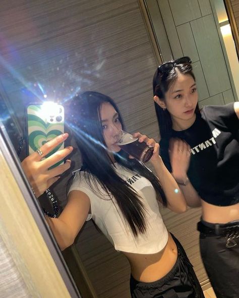 Friendship Photoshoot, Twin Outfits, Mirror Selfie Poses, Best Friends Aesthetic, Best Photo Poses, Cool Poses, Friend Poses, Cute Poses For Pictures, Friend Photoshoot