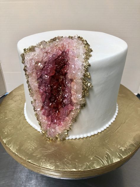 Burgundy & Gold Geode Wedding Cake Burgundy Geode Cake, Rose Gold Geode Cake, Geode Wedding Cakes, Crystal Cakes, Geode Wedding Cake, 40th Birthday Cake For Women, Geode Cakes, Geode Cake Wedding, Burgundy Wedding Cake