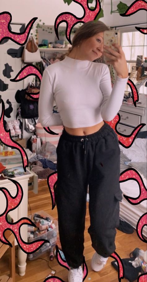 Mirror selfie outfit sweatpants turtle neck Chill Comfy Outfit, Turtleneck And Sweatpants, Comfy Streetwear, Comfy Outfit, Chill Outfits, Comfy Outfits, Parachute Pants, Sweatpants, Turtle Neck