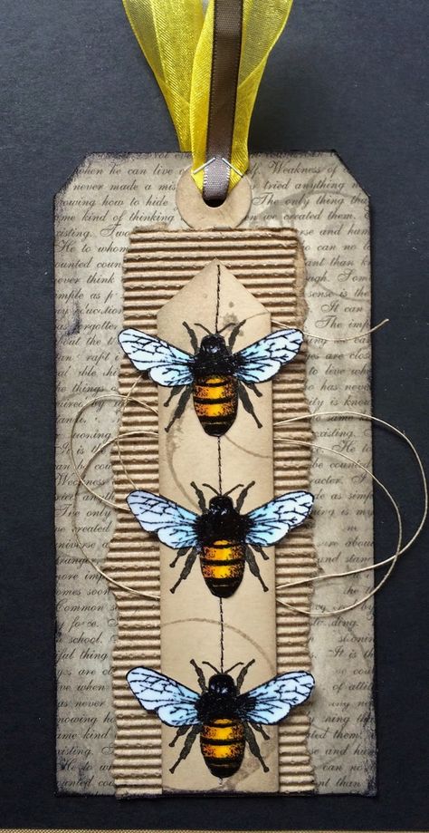 Diy Totem, Bee Tags, Totem Poles, Folding Origami, Scrapbook Tag, Bee Cards, Atc Cards, Handmade Gift Tags, Bee Crafts