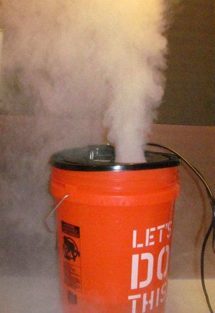 Fog Machine Diy, Dry Ice Halloween, Fog Chiller, Decoration Hall, Scary Halloween Decorations Diy, Halloween Outside, Halloween Props Diy, Homemade Halloween Decorations, Fog Machine