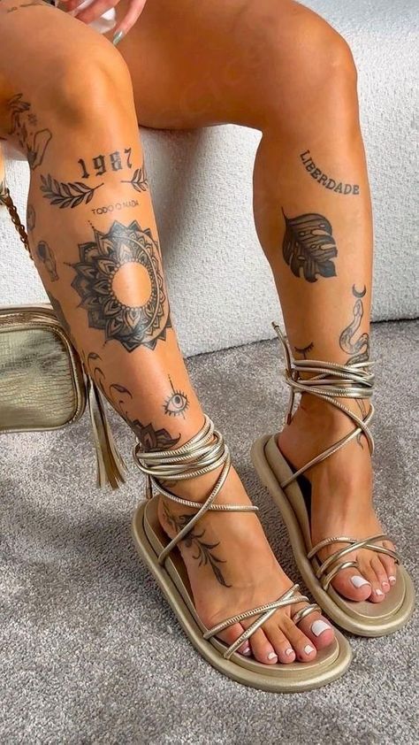 Katy Hearn Tattoo, Woman Leg Tattoo, Tattoo Bein Frau, Back Of Leg Tattoos, Tato Paha, Mujeres Tattoo, Woman With Tattoos, Earthy Tattoos, Full Leg Tattoos