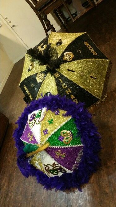 His and Hers Mardi Gras /New Orleans Saints Themed Wedding Secondline Umbrellas created by Sincerely Yours, Juana. Get yours Today! Secondline Umbrellas, Mardi Gras Wedding Theme, Umbrellas Wedding, Mardi Gras Diy, Mardi Gras Party Decorations, Madi Gras, Mardi Gras Wedding, Mardi Gras New Orleans, Mardi Gras Centerpieces