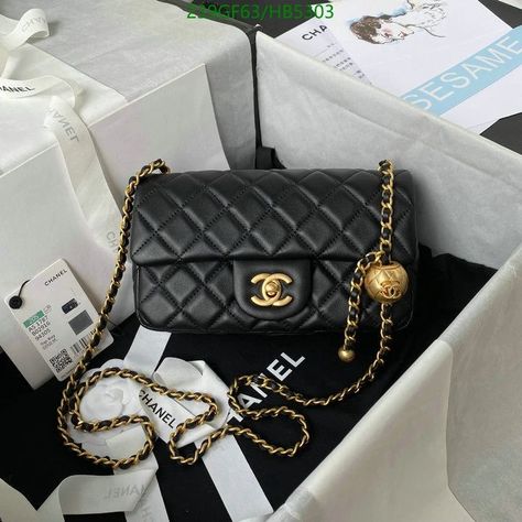 Luxury handbags for the stylish you 👜✨ DM for price and order. Body Shapes Women, Custom Photo Wallpaper, Wallets Women, Handbag Essentials, Women's Bags By Style, Perfect Handbag, Trendy Handbags, Handbag Patterns, Everyday Bag