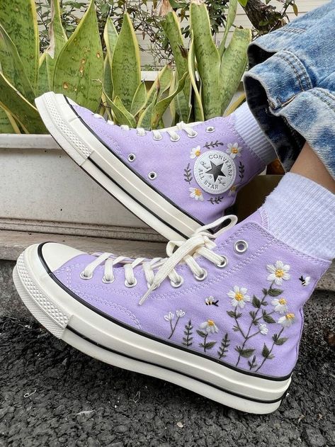 Embroidered converse/Converse Custom Flower Embroidery/Embroidered White Daisy Garden Shoes/Custom Converse Chuck Taylor 1970s/Gift For Her Embroidered Shoes Converse, Converse Embroidery, Floral Converse, Cool Converse, Cute Converse Shoes, Purple Converse, Embroidered Converse, Daisy Garden, Cute Converse