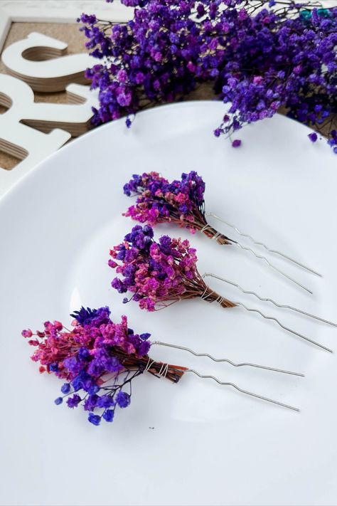 Dried flower hair pins made with purple/lavender Gypsophila flowers. Bridal Hair Clips, Lavender Wedding Theme, Flower Hair Pins Wedding, Hair Pins Wedding, Flower Hair Pins, Bridal Wedding Hair, Bridal Hair Clip, Wedding Hair Pins, Lavender Wedding