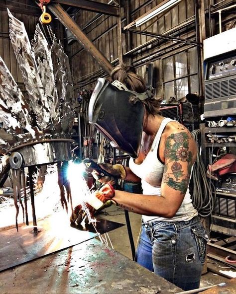 Welding Women, Reling Design, Mechanics Aesthetic, Women Welder, Welding Table Diy, Girl Mechanics, Welding And Fabrication, Welding Art Projects, Diy Welding