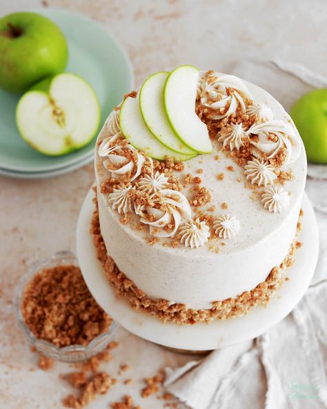 Apple Crisp Cake Recipe - Sugar & Sparrow Apple Crisp Cake, Thanksgiving Cakes Decorating, Fall Cakes Decorating, Apple Torte, Apple Pie Cake, Cake Apple, Brown Butter Frosting, Apple Spice Cake, Cake Form