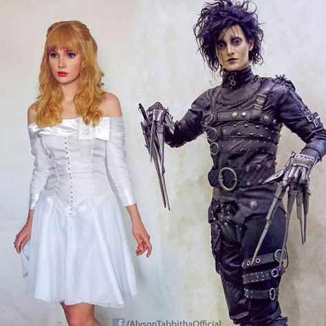 Remarkable likeness of Winona Ryder and Johnny Depp Tim Burton Costumes, Inspired Halloween Costumes, Edward Scissorhands Costume, Cosplay Couple, Halloween Duos, Horror Halloween Costumes, Couples Cosplay, Duo Costumes, Horror Costume