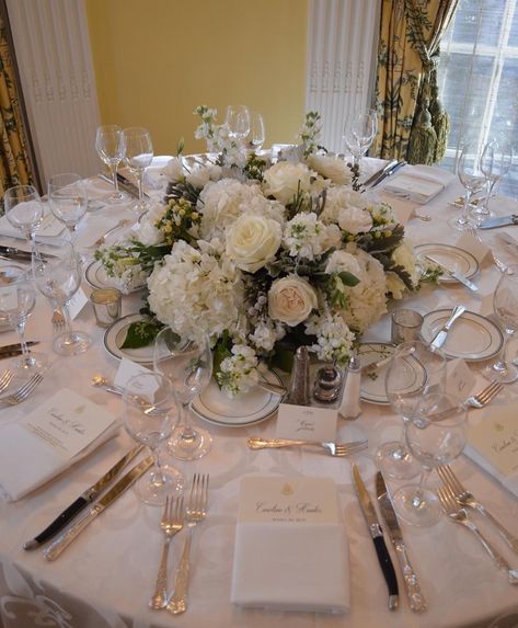 Ivory Wedding Reception Tables, Ballroom Wedding Flowers, Wedding Centerpieces High, Minimalist Wedding Round Table Decor, Timeless Wedding Flowers, Small Wedding Reception Ideas Indoor, Centerpieces Wedding Round Table, Wedding Flowers Table Centerpieces, Wedding Centerpiece Greenery