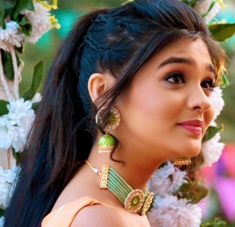 Pranali Rathod Hairstyles, Akshara Hairstyle In Yrkkh, Gajara Hairstyle, Akshara Dresses In Yrkkh, Yrkkh Akshu, Balayage Long Hair, Pony Hairstyles, Hair Style Vedio, Pony Style