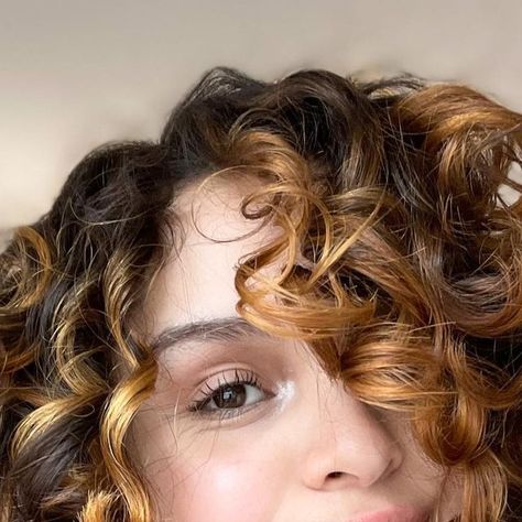 Kayline💕Curly Hair Tips on Instagram: "New Cut and Color 💜 💖Cut and color by @kats.curls @curlsbykat ✨ I am finallyyy going back to blonde but this time I’m doing it in the healthiest way I can!! I am traumatized from the last two times I bleached my hair because the damage was so bad but Kat did the absolute most to prevent damage and I’m so grateful she literally did such an amazing job!! I can barley feel the bleach, my hair is SO soft😩😍 ✨ I filmed how I prepared my hair for color so we’ Curly Hair Bleached Tips, Curly Hair Bleached, Curly Bleached Hair, Back To Blonde, Bleached Tips, New Cut, Girl Tips, Bleached Hair, Curly Hair Tips