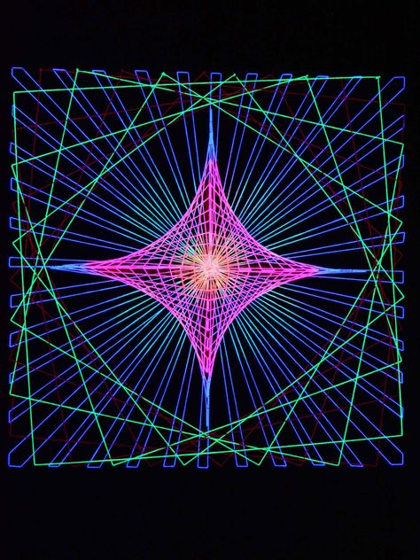 StringArt Deko Quadrat - Mind Change System "Pink Spot" #blacklight #schwarzlicht #stringart #fadendeko #deco #string #art #psy Goa Party, Mind Change, Nail String, Nail String Art, Psy Art, String Art Patterns, Spirited Art, Math Art, Thread Art