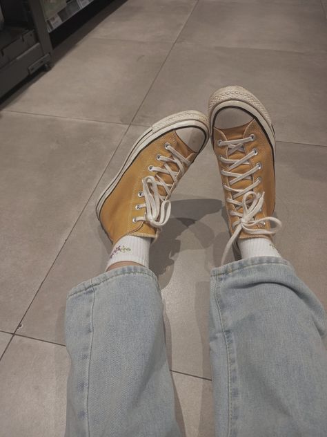 Mustard Converse Outfit, Converse Yellow Outfit, Yellow Converse Aesthetic, Chuck 70 Outfit Woman, Yellow Converse Outfit, Converse Sunflower, Sunflower Converse, Converse Outfit Aesthetic, Chuck 70 Outfit