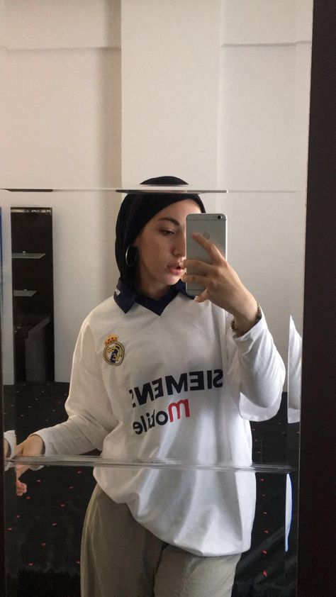 Hijabi Football Outfit, Hijabi Jersey Outfit, Basketball Jersey Outfit, Outfit Muslim, Hijab Sport, Football Jersey Outfit, Hijabi Fits, Fasion Outfits, Hijabi Outfits Casual