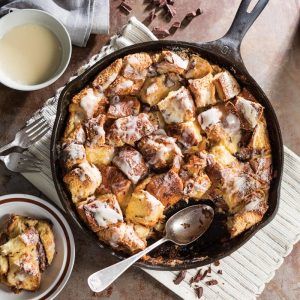 Bourbon Bread Pudding, Cast Iron Bread, Southern Comfort Recipes, Skillet Bread, Bourbon Glaze, Chocolate Bread Pudding, Fall Brunch, Iron Skillet Recipes, Chocolate Bourbon