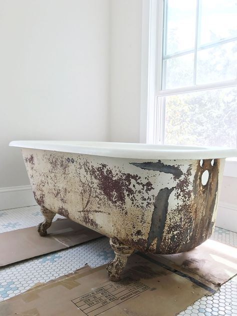 Want to refinish a clawfoot tub to get it bath-ready again? We did one ourselves without hiring anyone, using just elbow grease and some paint instead. Refinish Clawfoot Tub Diy, Refinishing Clawfoot Bathtub, Diy Clawfoot Tub, Clawfoot Tub Restoration, Refinished Clawfoot Tub, Bathroom With Clawfoot Tub, Tub Paint, Clawfoot Tub Bathroom, Tub Refinishing