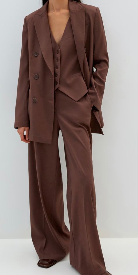 Suits Aesthetic Women, Prom Clothes For Tomboys, Suit Wedding Guest Woman, Women In Baggy Suits, Dark Brown Suit Women, Brown Suit Women Outfits, Women Tailored Suit, Outfit Costume Femme, Formal Brown Outfit