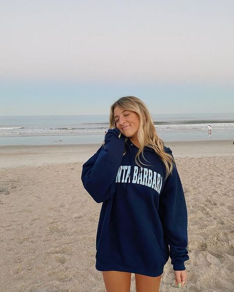 Beachy Outfits Aesthetic, Olive Lynn, Natalie Zacek, Natalie Downey, Beach Aesthetic Outfits, Beach Instagram Pictures, Surfer Girl Style, Navy Hoodie, Pic Pose