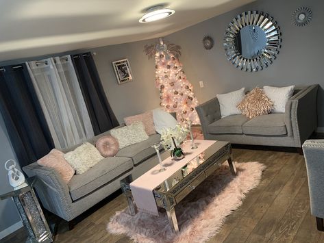 Pink And Grey Living Room Ideas, Girly Living Room Decor, Girly Living Room Ideas, Girly Living Room, Trendy Apartment Decor, Apartment Decor Ideas, Girl Apartment Decor, Cute Living Room, Apartment Decorating Living