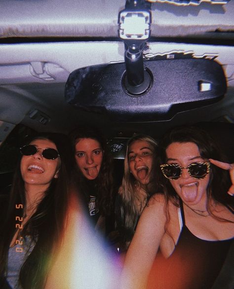 Aesthetic Car Pics With Friends, Best Friend Car Pictures, Car Photoshoot With Friends, Car Friends Aesthetic, Car Pics With Friends, Friends In A Car, Streetwear Poses Photo Ideas, Photos Bff, Bff Poses