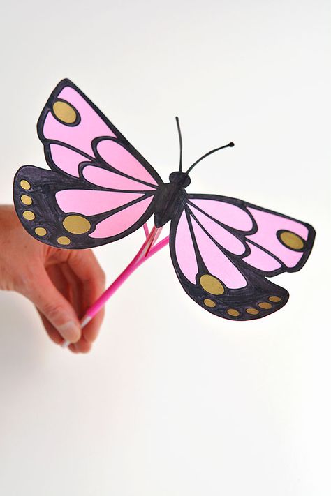 Flapping Butterfly Craft | butterfly, craft | FLAPPING BUTTERFLY CRAFT - so much fun! Get the template >> https://onelittleproject.com/flapping-butterfly-craft/ | By One Little Project Flapping Butterfly Craft, Flapping Butterfly, Handprint Butterfly, Wings Inspiration, Bird Craft, Butterflies Activities, Butterfly Craft, Leftover Yarn, Butterfly Tree