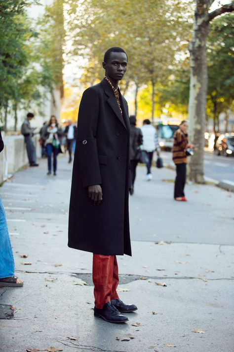 Street Style at Paris Fashion Week Spring 2022 - Street Style - Minimal. / Visual. Anok Yai Street Style, Freja Beha Erichsen, Minimalist Street Style, Paris Fashion Week Street Style, Paris Street Style, Paris Street, Fall Street Style, French Fashion, Minimalist Outfit