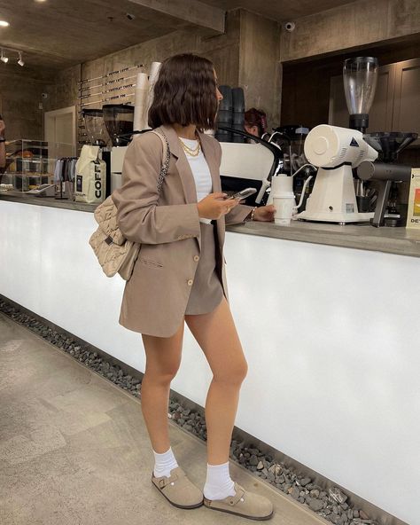 transitional fashion, beige outfit, neutral style, boston clogs outfit, fall 2023 outfit idea, fall 2023 fashion Style Boston Clogs, Birkenstock Outfit Fall, Boston Clogs Outfit, Cozy Ootd, Clog Outfit, Boston Outfits, Outfits Sommer, Boston Clogs, Birkenstock Outfit