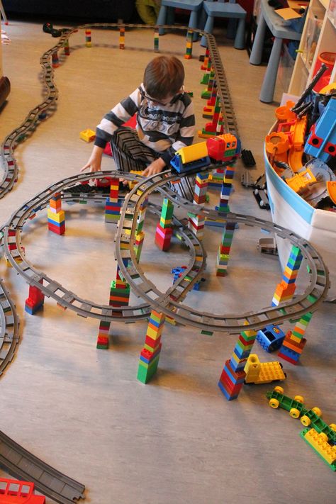 Laat de Duplo-treinbaan ook eens omhoog lopen! Bouw met een helling van een half blokje per stuk rails. Wist jij dit al? Train Track Ideas, Fun Games For Children, Lego Duplo Train, Games For Children, Kids Toys For Boys, Lego Trains, Lego Craft, Fun Games For Kids, Christmas Card Crafts