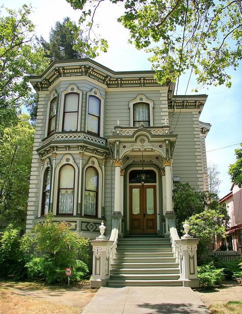 victorianhouses: “ 1876 Italianate by Devil Doll Via Flickr: Alameda, CA - June 2014 ” Victorian House Colors, Old House Design, Victorian Exterior, Alluka Zoldyck, Victorian Style House, Victorian Style Homes, Design Your Own Home, Casas Coloniales, Victorian Architecture