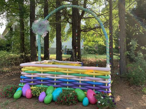 Giant Easter basket for yard decoration. Pool noodles and PVC. Diy Large Easter Basket, Easter Parade Float Ideas, Giant Easter Eggs Decoration, Giant Easter Basket Diy, Easter Basket Photoshoot, Easter Yard Decorations Diy, Easter Photo Booth Ideas, Diy Easter Backdrop Ideas, Easter Backdrop Ideas