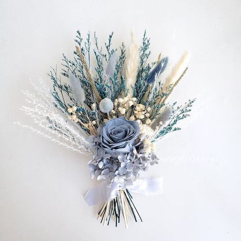 Christmas Wedding Ideas Colors, Blue Dried Flower Bouquet, Dusty Blue Boho Wedding, Dusty Blue Wedding Bouquet, Dusty Blue Bouquet, Bouquet Dusty Blue, Blue Dried Flowers, Dried Flower Wedding Bouquet, Preserved Flower Bouquet