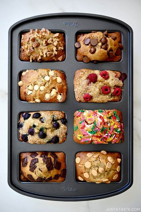 Mini Sweet Breads, Wilton Mini Loaf Pan Recipes, Miniature Bread Loaves, Mini Banana Nut Bread Loaves, Mini Banana Desserts, Individual Banana Bread Loaves, Mini Loaf Ideas, Mini Banana Loaves, Mini Cake Loaves