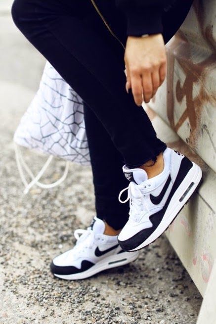 Find great deals on pinterest for Nike Multicolor Shoes in Athletic Shoes for Men. Shop with confidence. Black And White Sneakers Outfit, Nike Airmax 90, Nikes Shoes, Angelica Blick, Boty Nike, Nike Free Runners, Estilo Fitness, Basket Style, Womens Running