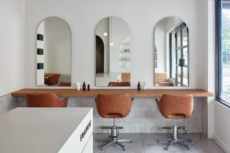 Salon Mirrors Station, Salon Cabin, Salon Mirror Ideas, Arch Mirrors, Tan Leather Chair, Hair Stations, Salon Mirrors, Hair Salon Interior, Salon Suites Decor