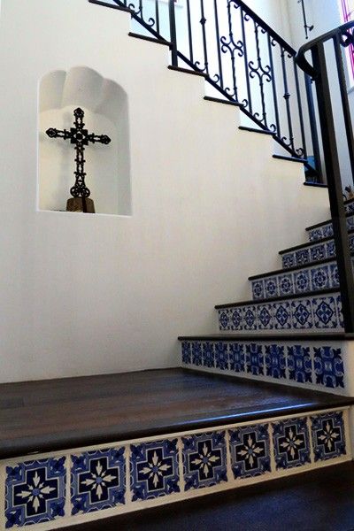 Spanish Style Wall Decor, Spanish Staircase, Spanish Library, Spanish Style Interior Design, Spanish Stairs, Homes In Mexico, Mexico Houses, Southwestern House, L Shaped Stairs