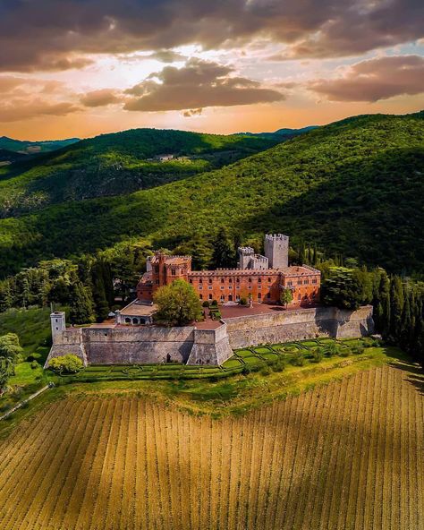 Magnificent Castello di Brolio, a rural castle, palace and gardens located in the municipality of Gaiole in Chianti, region of Tuscany, Italy | photo credit: theplanethd | via : bluearthpics Chianti Italy, Driving In Italy, Permanent Vacation, Earth Pictures, Florence Tuscany, Italy Travel Tips, Italy Travel Guide, Siena, Land Scape