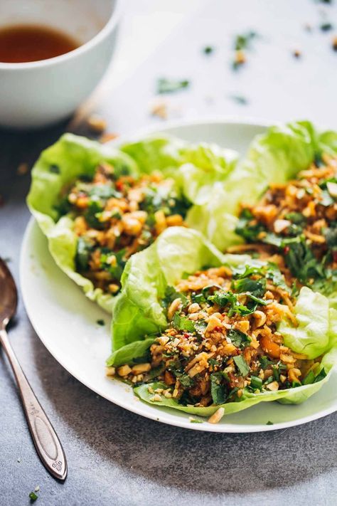 Peanut Chicken Lettuce Wraps with a Ginger Garlic sauce - made from scratch with chicken, peanuts, rice noodles, and extra sauce for serving! #easyrecipe #healthy #cleaneating #chicken | pinchofyum.com Peanut Chicken Lettuce Wraps, Garlic Ginger Sauce, Ayam Mentega, Salat Wraps, Peanut Butter Chicken, Lettuce Wrap Recipes, Lettuce Wrap, Peanut Chicken, Lettuce Cups