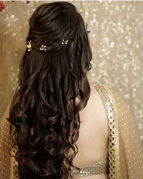 Messy Open Hairstyles For Indian Wedding, Hairstyles For Marriage Function Indian, Hairstyle For Marriage Function, Hairstyles For Marriage Function, Engagement Lengha, Kankotri Decoration, Marriage Hairstyles, Nail Design Halloween, Marriage Clothes