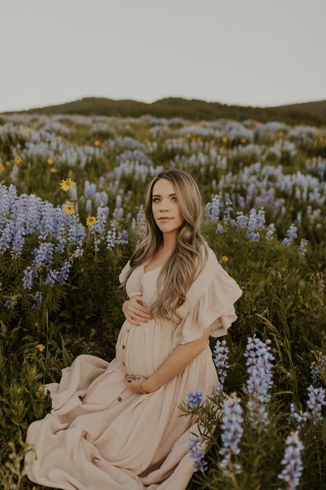 Crested Butte is known as the wildflower capitol of Colorado and I was so so excited to photograph Lindsey + Hez’s maternity photos during peak season. I’m still daydreaming about roaming thru the mountainsides surrounded by wildflowers. Pregnancy Announcement Photoshoot, Maternity Photography Outdoors, Maternity Photography Poses Pregnancy Pics, Crested Butte Colorado, Maternity Photoshoot Poses, Flower Photoshoot, Maternity Photography Poses, Crested Butte, Maternity Photos